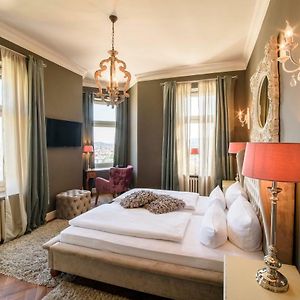 Zimmer mit Kingsize-Bett